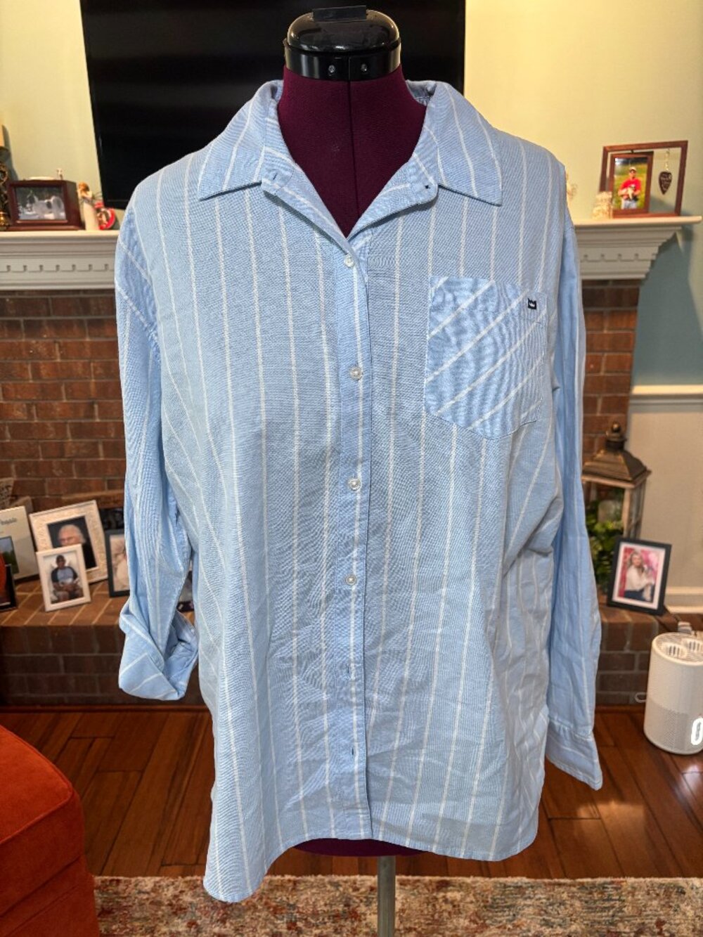 CROWN & IVY LADIES SIZE L BUTTON UP LONG SLEEVES SHIRT LIGHT BLUE W/WHITE STRIPE